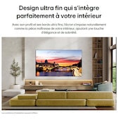 LG OLED evo AI C6 est fixé au mur dans un espace de vie élégant, avec un design ultra fin avec des cadres étroits et affiche un paysage urbain au bord de la rivière au coucher du soleil à l’écran. 